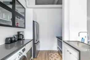 Amazing 1Br Loft Apartment Free Parking Gym - Image 2