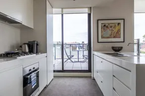 Stylish 1 Bedroom Apartment in Bustling Richmond - Image 3