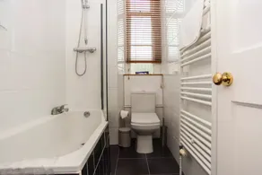 Central 2 Bedroom Apartment - Image 3