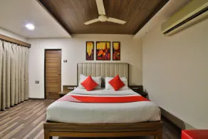 Hotel The Emerald by OYO Rooms - Image 3