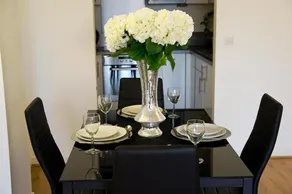 Impeccable 2-bed Apartment in Brentwood - Image 4