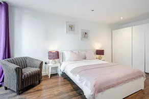 Royal Docks Guesthouse by LUXHABITAT - Image 4