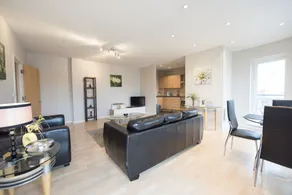 Robinson House Serviced Apartments - Image 2