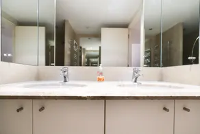2 Bedroom Apartment With Stunning Views of Canary Wharf - Image 2