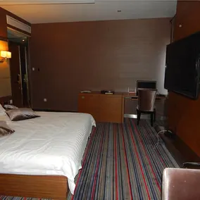 Golden Hotel - Image 4