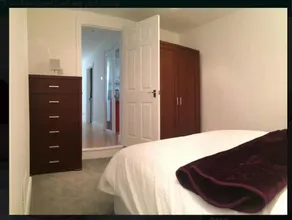 Great 2 BED in Northfields With Private Garden - Image 5