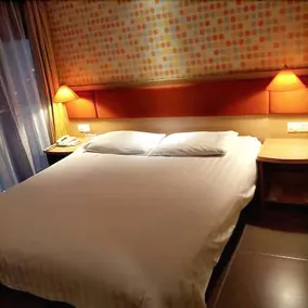 Home Inn - Image 5