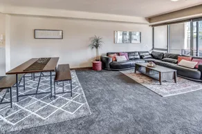 Southbank Tower Apartments - Image 2