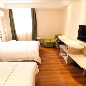 Super 8 Hotel - Image 4