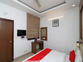 OYO New Hotel Rajwada - Image 2