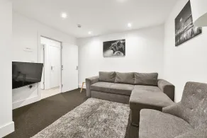 Rochfords Serviced House with 5 Bedrooms, 4 bathrooms up to 12 beds - Image 5