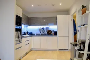 Property in Brixton With Balcony - Image 4