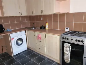 Spacious 2-bed Apartment in North of Glasgow - Image 2