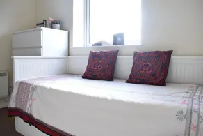 2 Bedroom Apartment With River Views Near Canary Wharf and City - Image 5