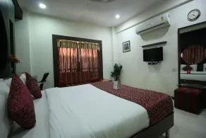 OYO 900 Marshall The Grand Hotel - Image 2