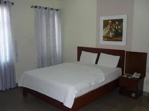 Waikiki Hotel - Image 3
