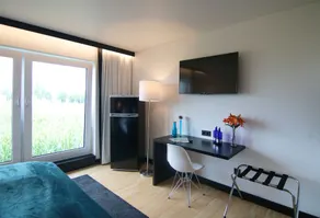LH Hotel - Image 2