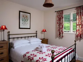 Luxurious Holiday Home in Crickhowell Garden - Image 2