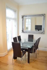 Fantastic Bright in West Kensington - Image 5