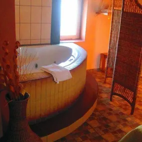 Hotel Jakuzzi - Image 4