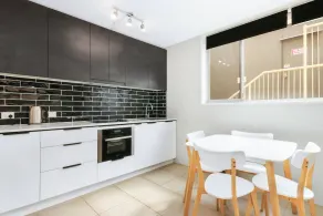 Bright 2 Bedroom Apartment in Burleigh Beach - Image 5
