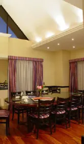 Reina Victoria Suites & Towers - Image 4