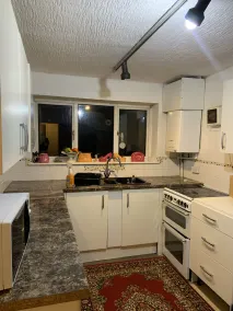 Captivating Bungalow With Garden in High Wycombe - Image 2