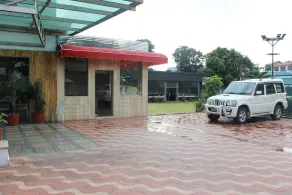 OYO 9963 Hotel Raja Palace - Image 3