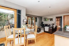 The Herringbone - 3 Bed With Parking Pet Friendly - Image 3