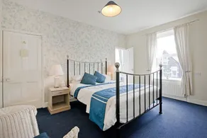 Tivoli Place Guesthouse - Image 3