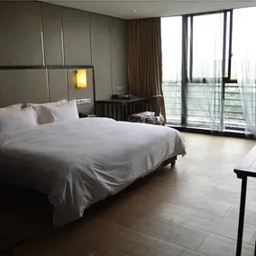9 Hotel - Image 4