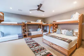 Luxury Service 1 Bedroom & Bunkroom Sleeps 16 Daily HK Condo - Image 5