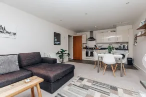 Central Modern Flat Sleeps 6 - Dedicated Parking - From 125 Per Night - Image 2