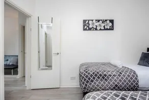 Stunning 1-Bed Apartment in London Lewisham - Image 3
