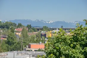 5 Min To Downtown Seattle! 3br & 2ba Cozy Townhome 3 Bedroom Townhouse by Redawning - Image 3