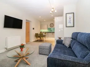 Apartment 18 - Image 5