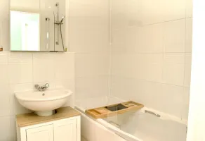 Beautiful 1-bed Apartment in Redhill - Image 5