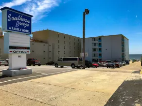 Econo Lodge - Image 5