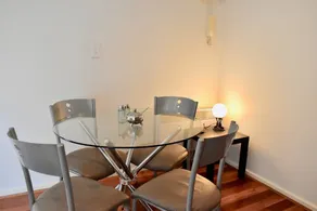 Cosy 1 Bedroom Apartment in Trendy Northcote - Image 2