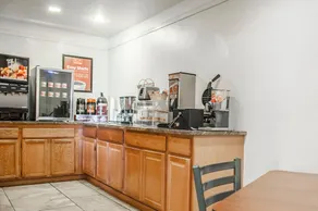 Econo Lodge Midtown - Image 2