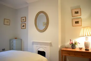 Calm 2 Bed Family Home in Shepherd's Bush - Image 4