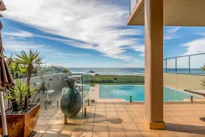 Absolute Beachfront Holiday House - Image 3