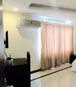 The Royal Oak Luxury Hotel - Image 5