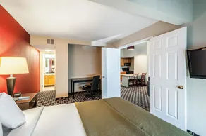 Quality Suites Baltimore - Image 4