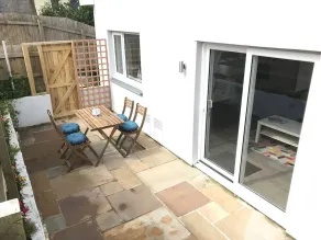 Beautiful Refurbished Home - Short Walk to the Beach - Image 2