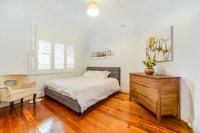 Stunning Inner City House Close to Fish Market - Image 4