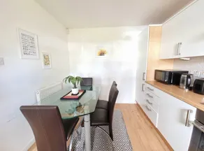 Boutique 3-bed Home with Free Parking in Glasgow - Image 4