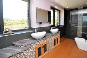 Immaculate 5-bed House Located in Caernarfon - Image 3