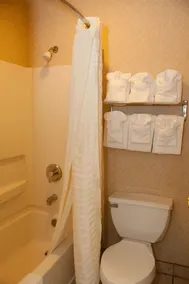 Bay Inn & Suites - Image 2