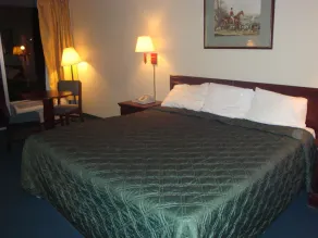 Econo Lodge - Image 5